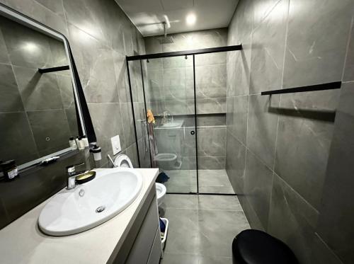 One-Bedroom Apartment with Balcony and Sea View image 4