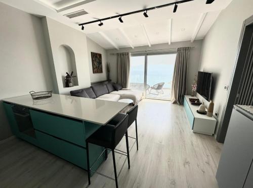 One-Bedroom Apartment with Balcony and Sea View image 3
