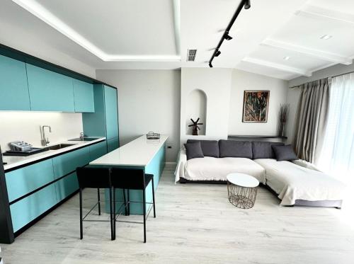 One-Bedroom Apartment with Balcony and Sea View image 1