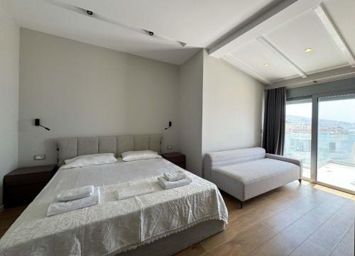 Two-Bedroom Apartment with Balcony and Sea View image 9