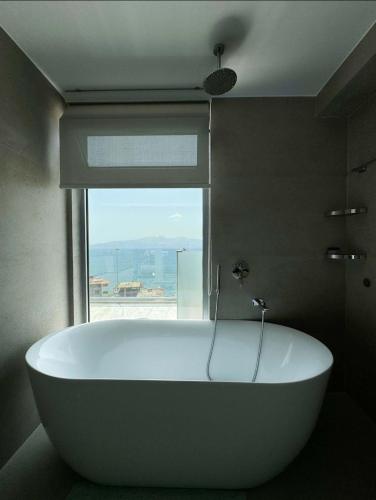 Two-Bedroom Apartment with Balcony and Sea View image 3