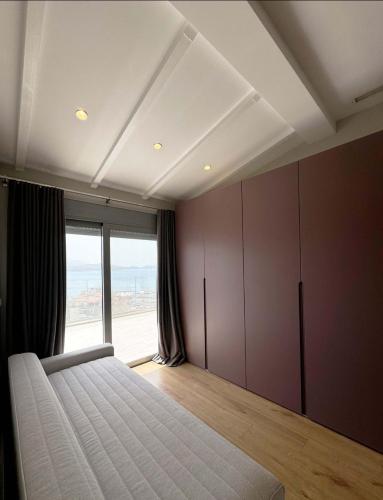 Two-Bedroom Apartment with Balcony and Sea View image 4