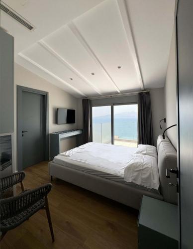 Two-Bedroom Apartment with Balcony and Sea View image 7