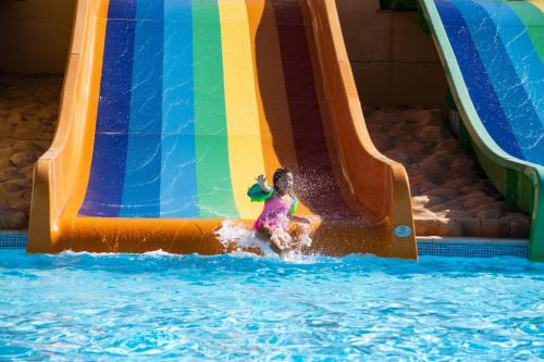 Deluxe Room King Bed With Aqua Park Entrance image 8