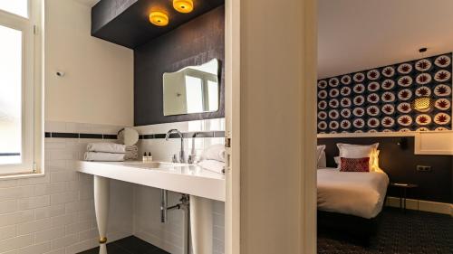 Continental Hotel - image 11