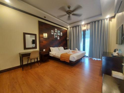 Double Room with Pool View image 10