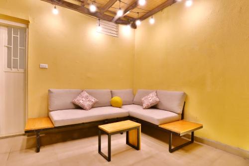 Charm Vintage Achrafieh Apt with Garden Pizza Oven BBQ Hottub - image 8