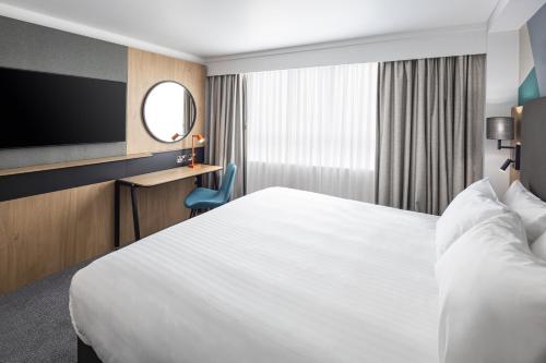 Holiday Inn London - Gatwick Airport an IHG Hotel - main image