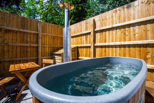 Karstais baseins, The Nook with Hot Tub in Woodhouse Eaves
