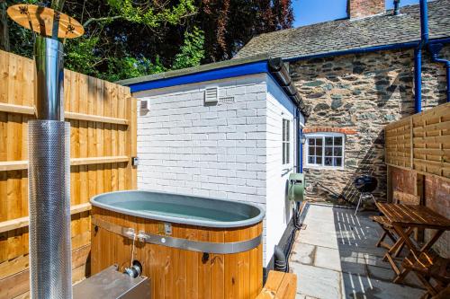 Karstais baseins, The Nook with Hot Tub in Woodhouse Eaves