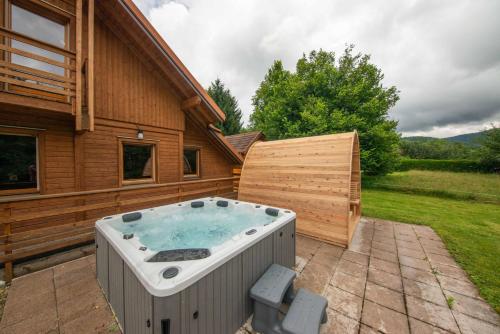 Karstais baseins, Chalet Sequoia - Spa et Sauna in Ban-sur-Meurthe-Clefcy