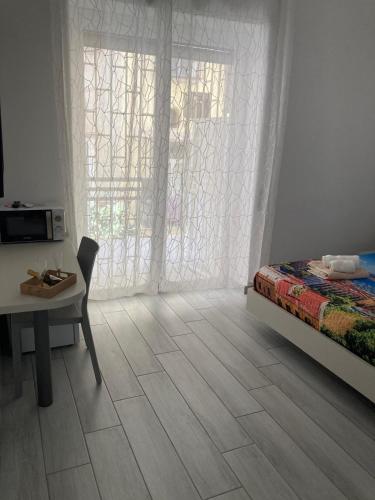 Double Room with Balcony image 7