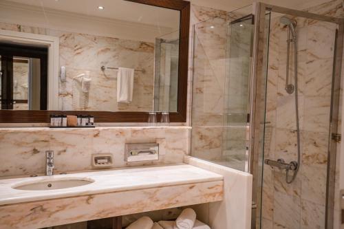 Deluxe Double Room with Sea View image 4
