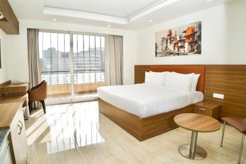 room detail thumbnail 1