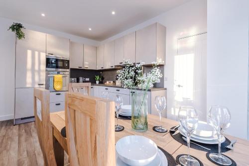 Facilities, Beautiful Bradford 3 Bedroom Home Sleeps 8 with Parking by PureStay in Wyke