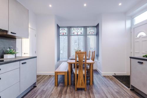Facilities, Beautiful Bradford 3 Bedroom Home Sleeps 8 with Parking by PureStay in Wyke