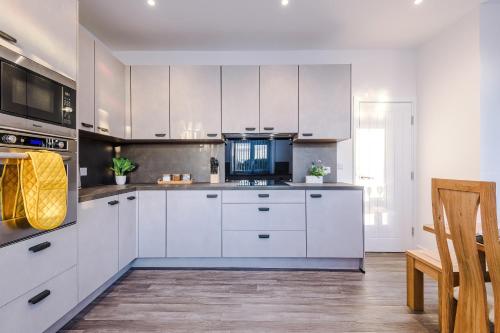 Facilities, Beautiful Bradford 3 Bedroom Home Sleeps 8 with Parking by PureStay in Wyke
