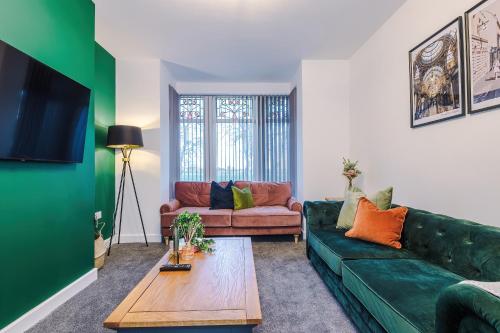 Shared lounge/TV area, Beautiful Bradford 3 Bedroom Home Sleeps 8 with Parking by PureStay in Wyke