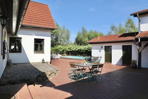 外部景觀, FeWo Hiddensee Mecklenburg Pool Alte Schule Barlin in 達爾貢