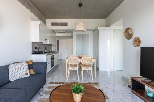 Beautiful Bright 2Bed - ParkingPoolTerrace! #341 - image 5