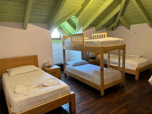 4 twin beds