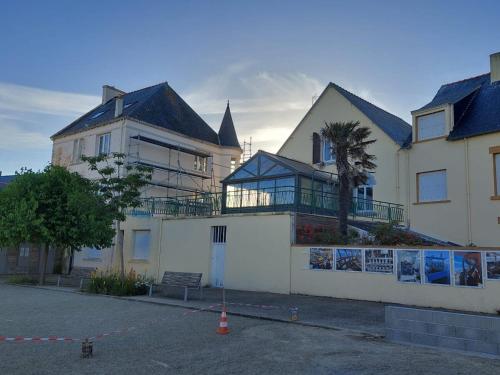 Maison avec Terrasse et véranda, plages à pied, à deux pas des commerces, du marché et du port - wifi et linge de lit inclus