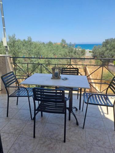 Flisvos Apartments in Megalochori (Agkistri)