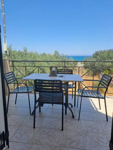Flisvos Apartments in Megalochori (Agkistri)