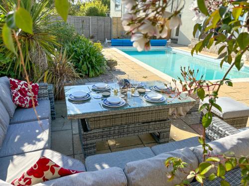 East Creek - dog friendly beachside home with pool in Ringstead, Dorchester