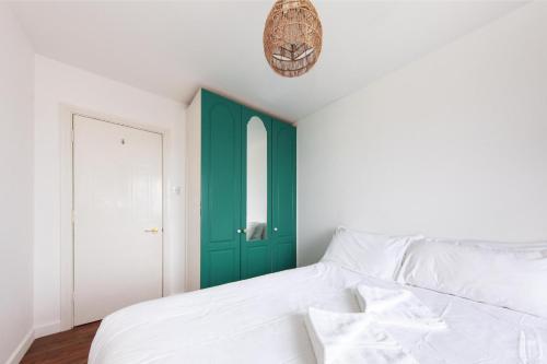 Stunning 2BD Scandinavian-Style Hideaway Dublin - image 4