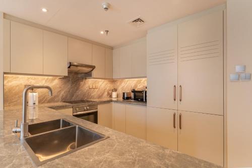 Standpoint Tower - 2BR Apartment - Allsopp&Allsopp - image 3