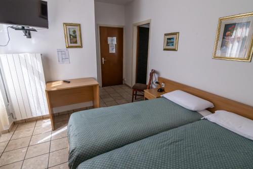 2 twin beds, 2 bunk beds