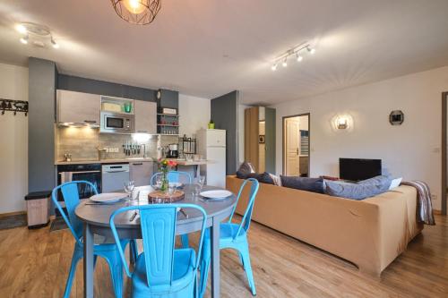 Two-Bedroom Deluxe Apartment with Balcony