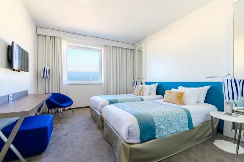 1 king bed, 2 twin beds