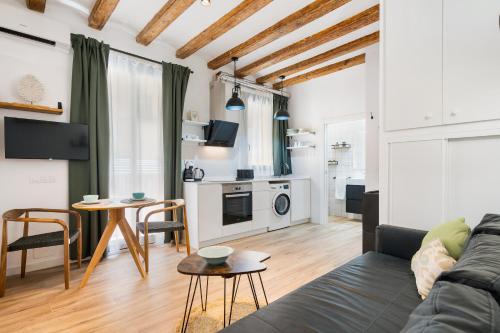 Lodging Apartments Almirall Beach 21, Barcelona