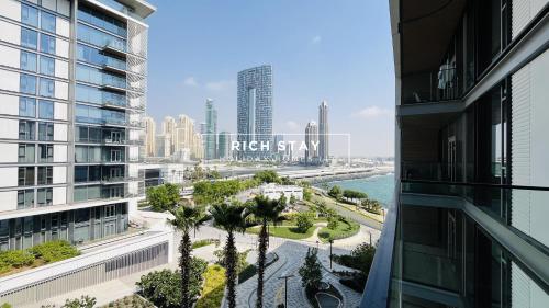 Crystal Clear 1BR in Blue Waters with Ain View, Dubai
