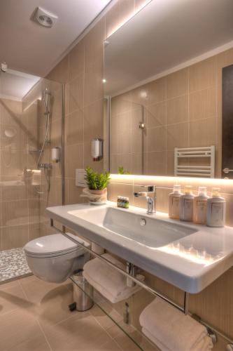 Shower, Hotel Pine in Town Center