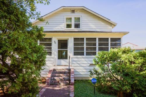 Queen City Bungalow & Cottages in Burlington, USA