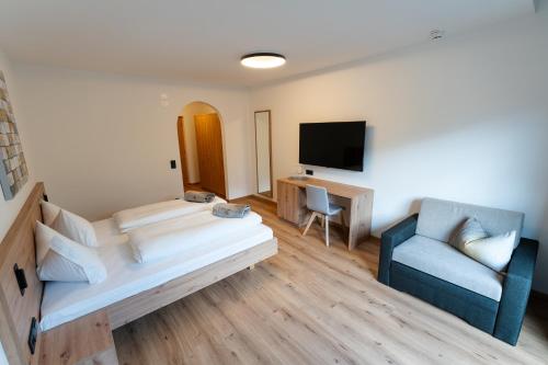 1 king bed, 1 sofa bed