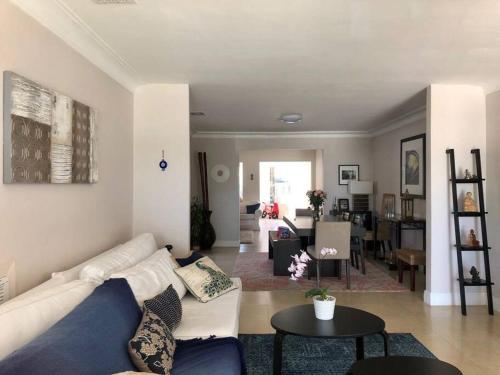 Gorgeous 4 bedroom with pool centrally located in Miami, USA