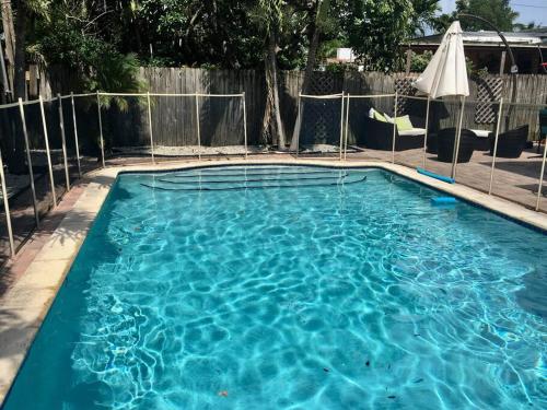 Gorgeous 4 bedroom with pool centrally located in Miami, USA