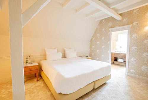 1 king bed, 1 sofa bed