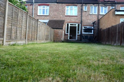 3 Bed House in the heart of Palmers Green, London, London (photo 8)