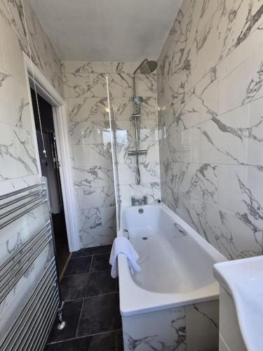 3 Bed House in the heart of Palmers Green, London, London (photo 9)