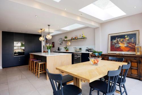 Veeve - The Southfields Spectacle - image 2