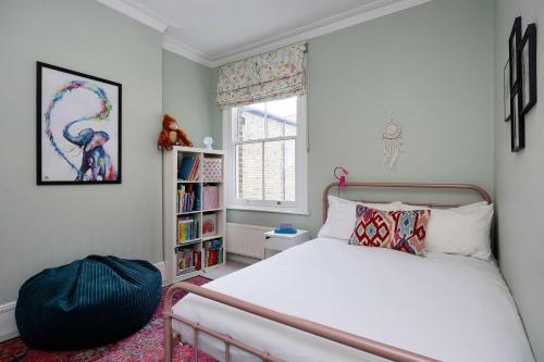 Veeve - The Southfields Spectacle - image 4