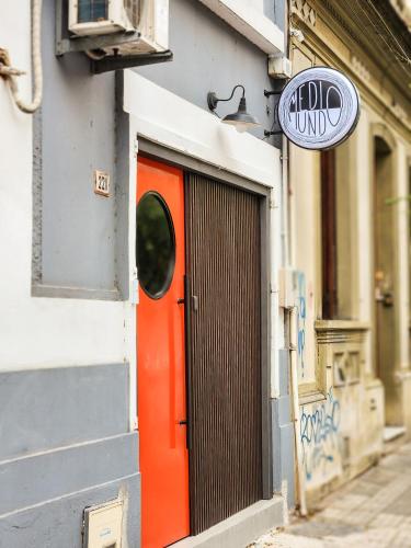 숙소 외관, MedioMundo Hostel in 몬테비디오 시티 센터