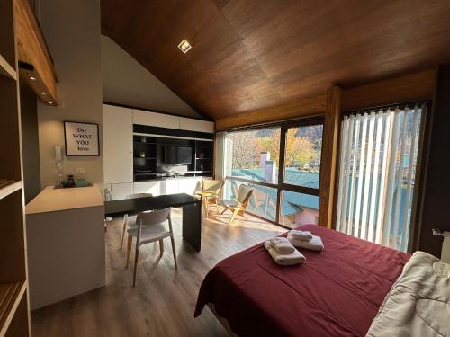 One-Bedroom Apartment image 4