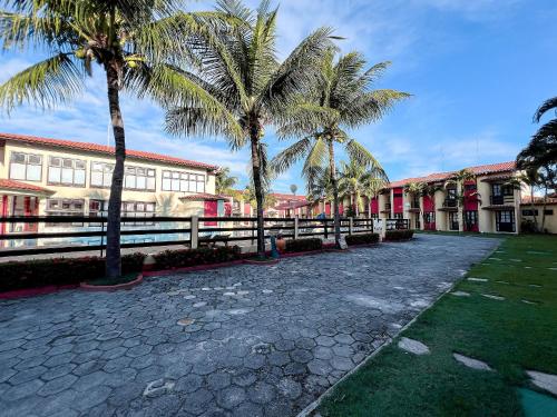 Casa em Condomínio localizado a aproximadamente 250m da praia de Taperapuã e da Arena Axé Moi, com 3 suítes todas com ar condicionado, piscinas adulto e infantil, sauna, portaria 24hrs e internet privativa 300MBPS.