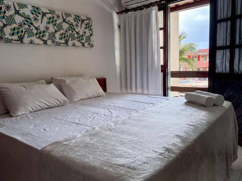 Casa em Condomínio localizado a aproximadamente 250m da praia de Taperapuã e da Arena Axé Moi, com 3 suítes todas com ar condicionado, piscinas adulto e infantil, sauna, portaria 24hrs e internet privativa 300MBPS.